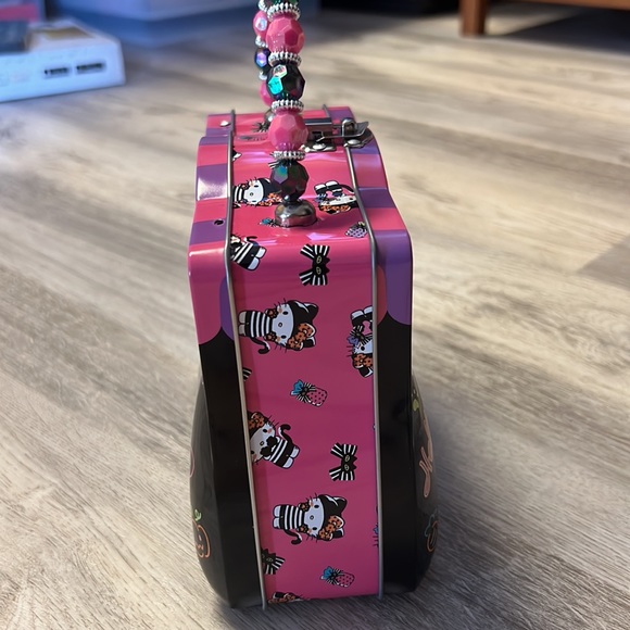 Hello Kitty Halloween tin box with beaded handle - Picture 2 of 6